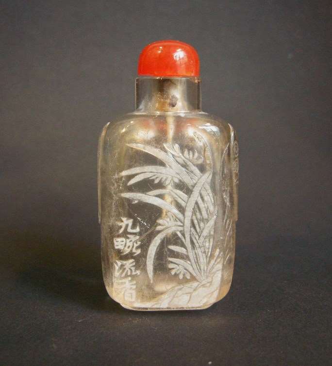 Rock crystal snuff bottle sculpted in the white with flowers reeds